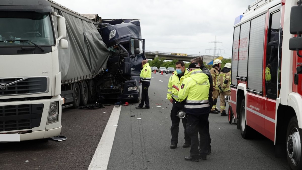 lkw unfall a2 helmstedt rennau stau