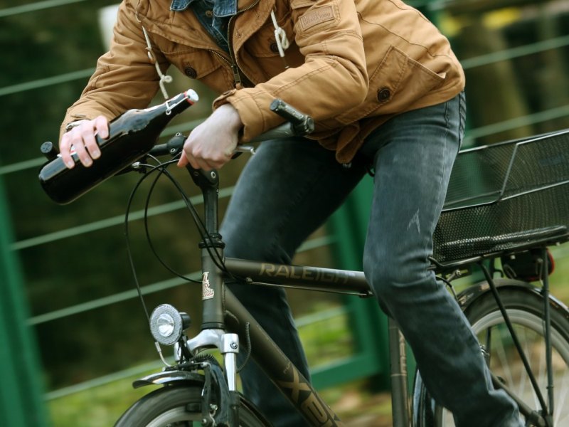 mann fahrrad flasche bierflasche fahrradfahrer