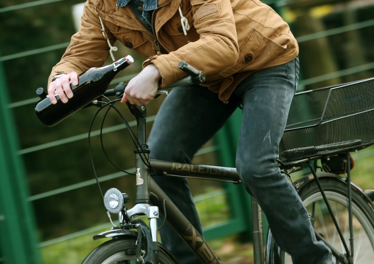 mann fahrrad flasche bierflasche fahrradfahrer