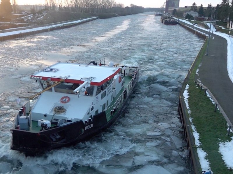 mittellandkanal eisbrecher eis zugefroren wolfsburg magdeburg