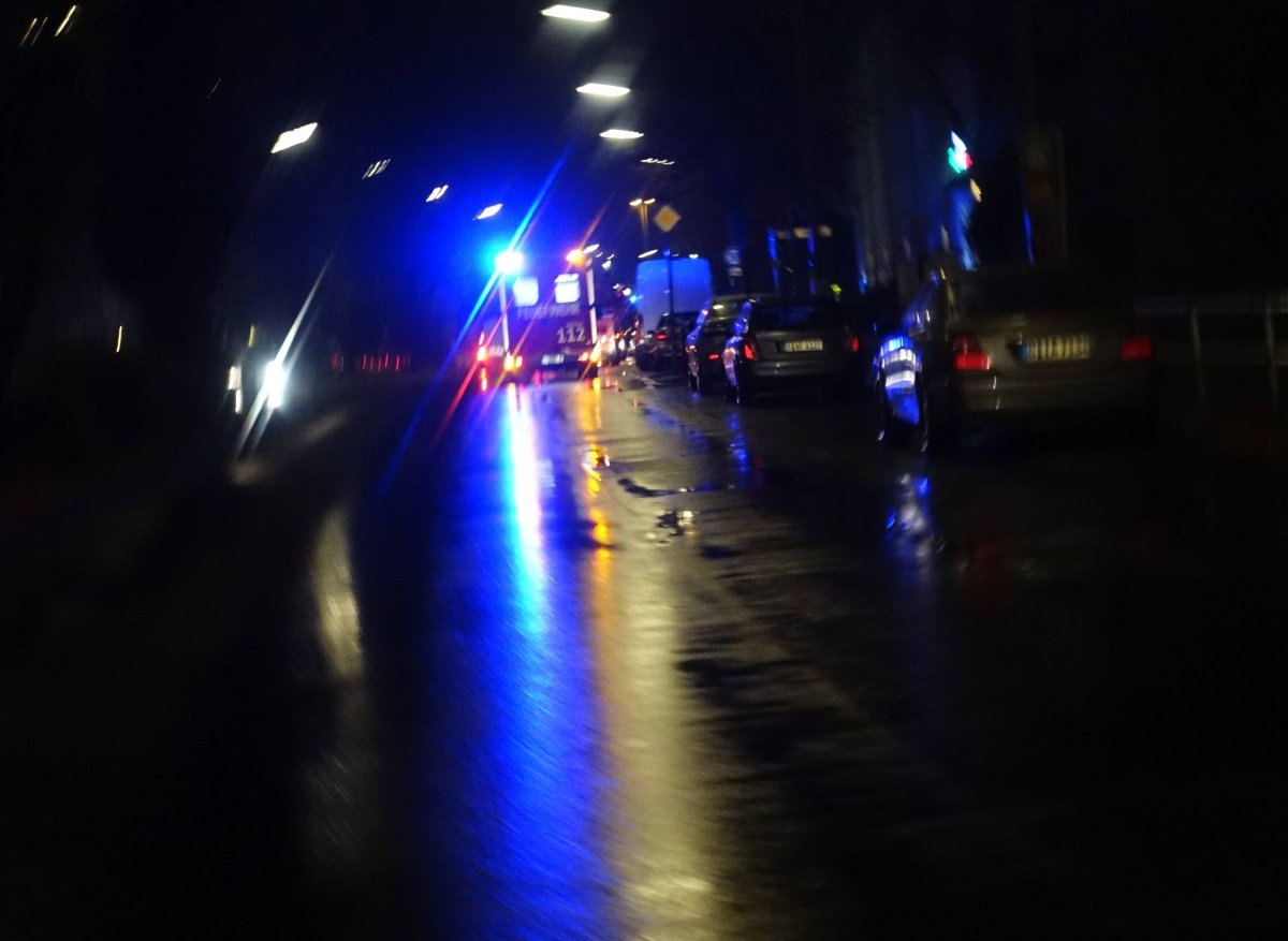 notarzt rettungsdienst feuerwehr nacht nachts blaulicht hannover