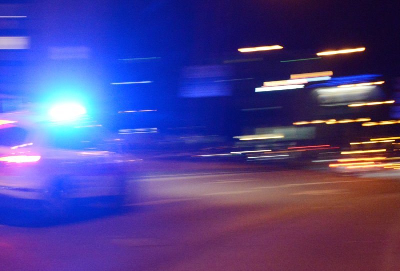 notarzt rettungswagen blaulicht unfall nachts dunkelheit