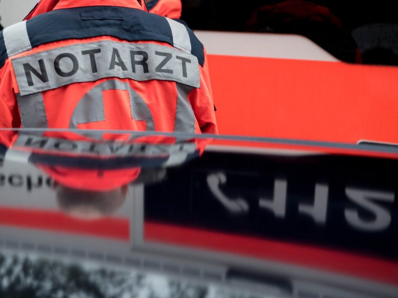 notarzt rettungswagen krankenwagen unfall feuerwehr symbolbild