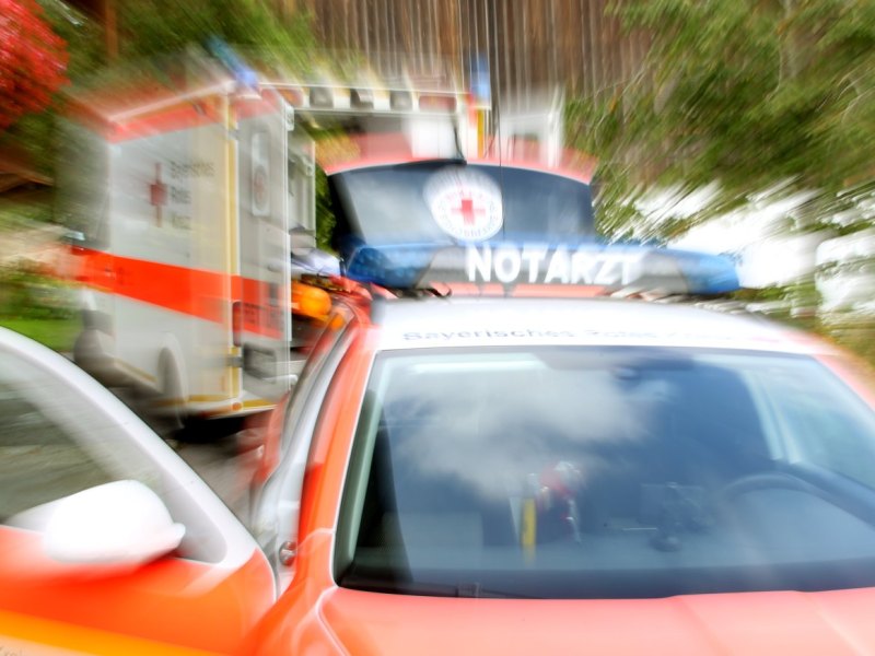 notarzt rettungswagen krankenwagen unfall verletzt blaulicht