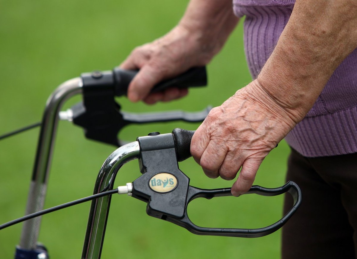 oma alte frau rollator