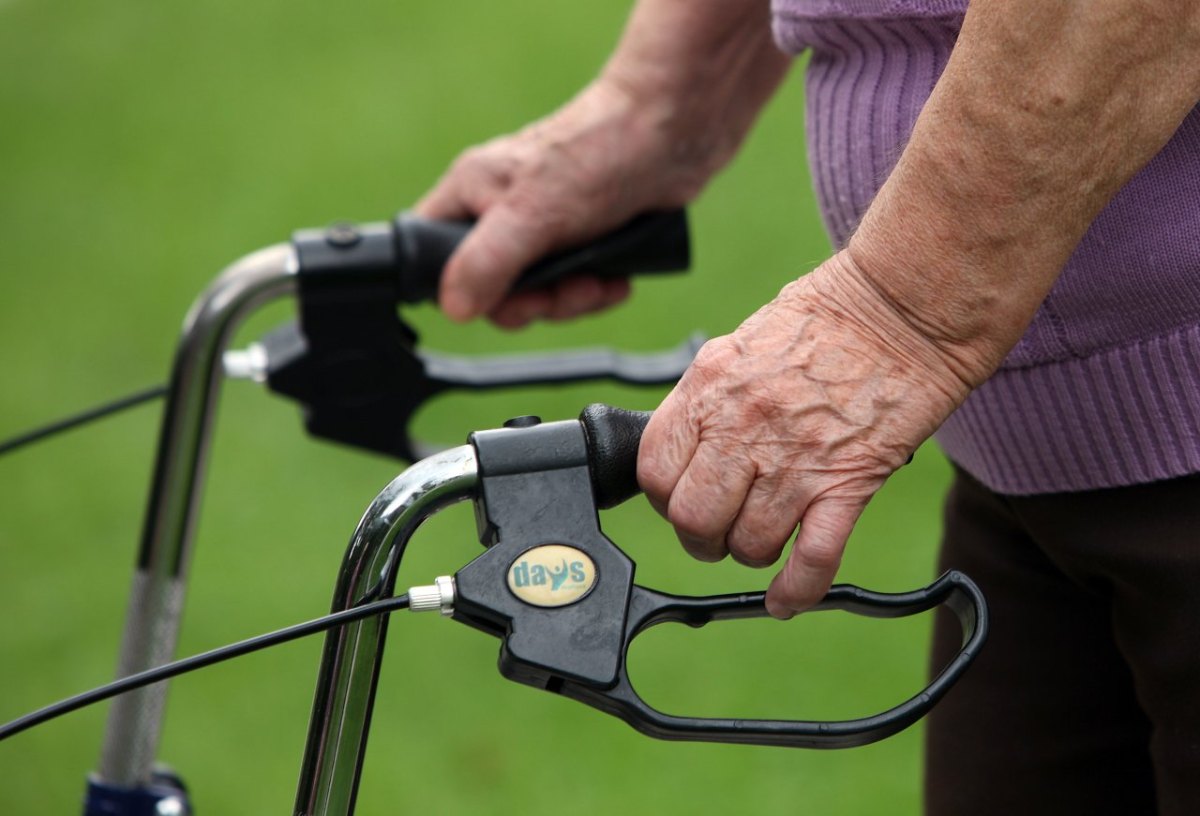 oma alte frau rollator