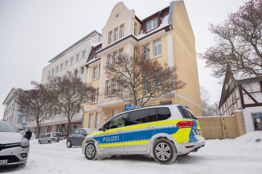 Nach dem tödlichen Überfall auf die 83-Jährige in Peine sicherten die Ermittler am Tatort Spuren. (Archivbild)