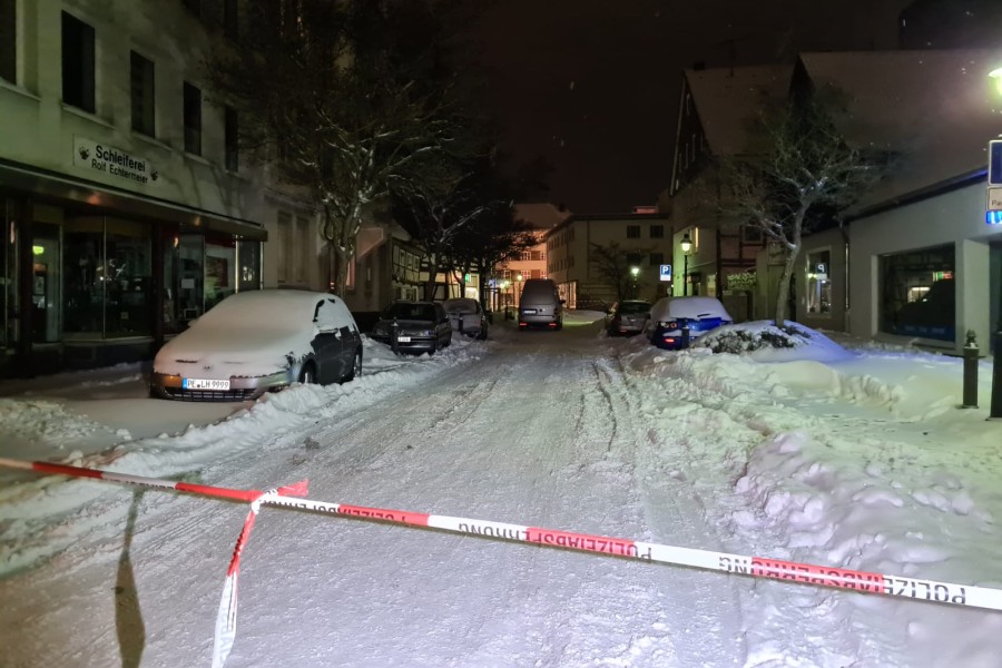 Nach der brutalen Tat in Peine hatte die Polizei den Tatort abgesperrt. Bis heute fehlt jede Spur von den Tätern. (Archivbild)