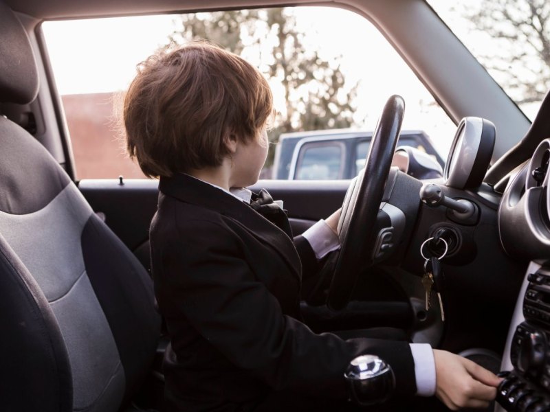 peine kind junge fährt auto lenkrad