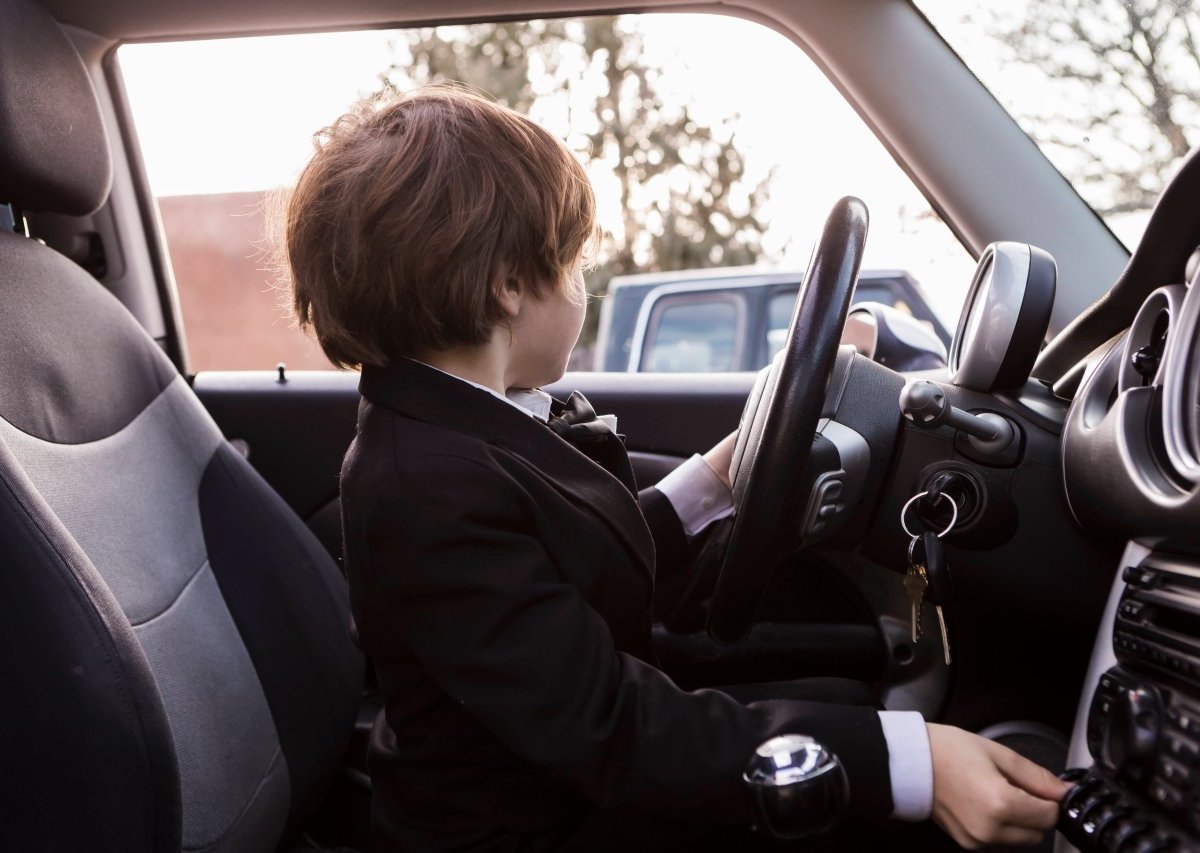 peine kind junge fährt auto lenkrad