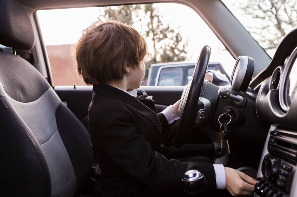 peine kind junge fährt auto lenkrad