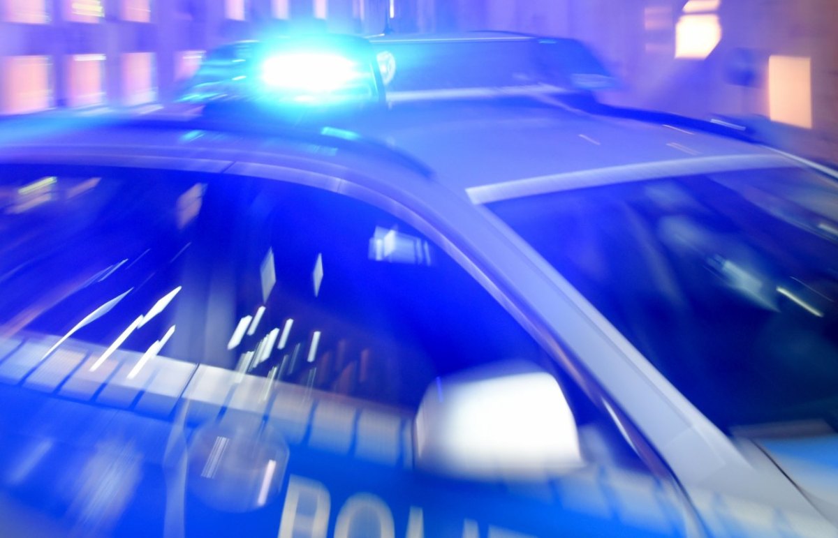 polizei blaulicht abends