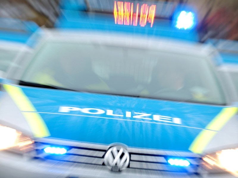 Die Polizei sucht vor allem die Passanten, die dem jungen Mann geholfen haben. (Symbolbild)