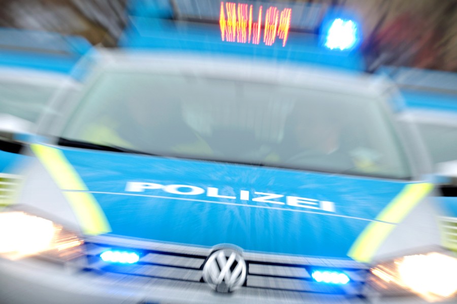 Die Polizei sucht vor allem die Passanten, die dem jungen Mann geholfen haben. (Symbolbild)