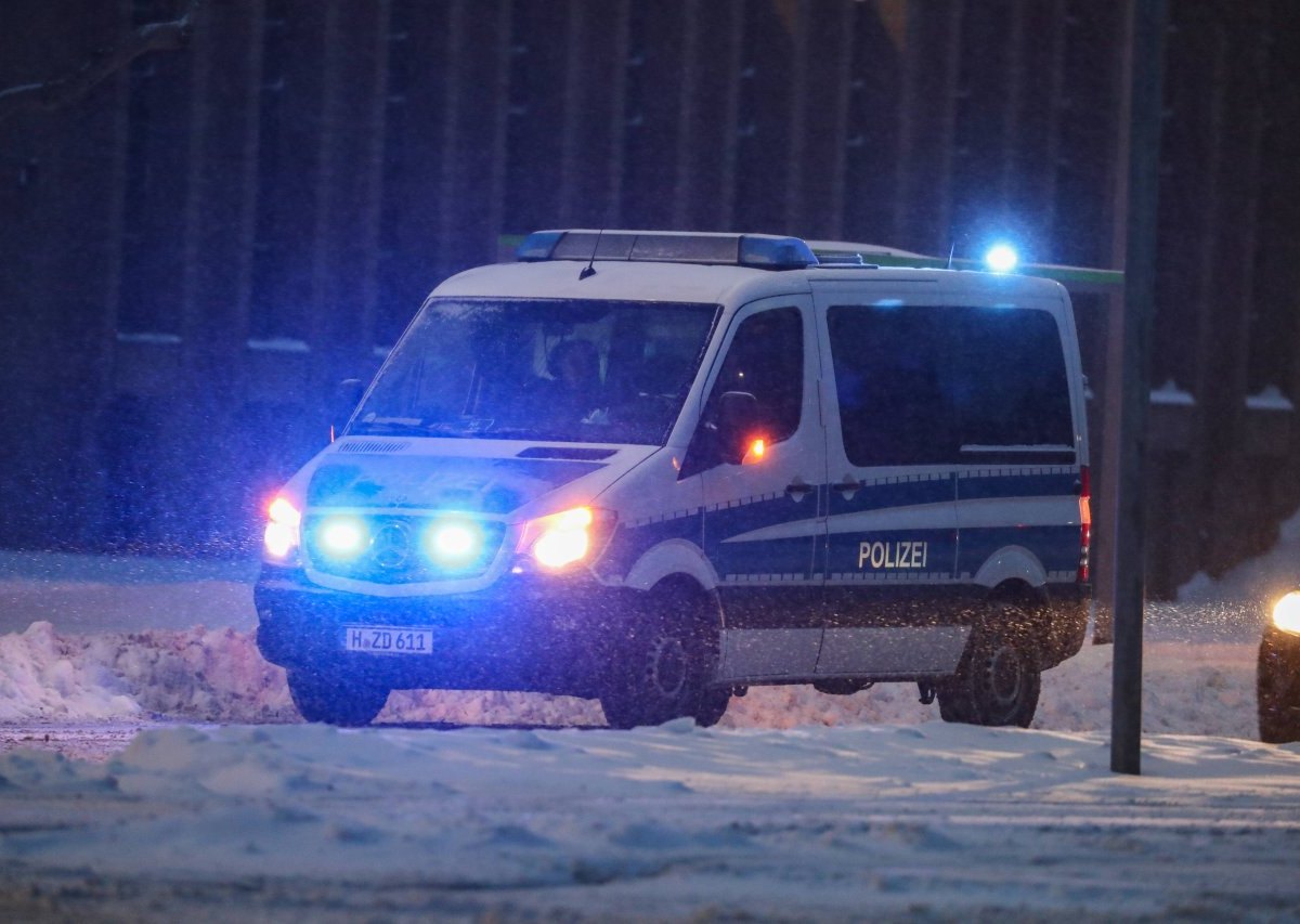 polizei hannover abend nacht schnee winter