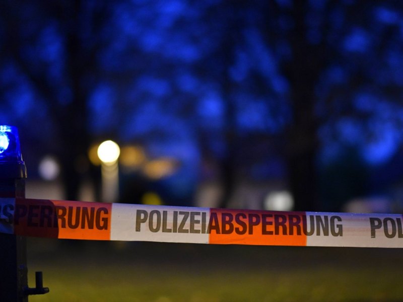 polizei polizeiabsperrung flatterband nacht nachts abend abends dunkel