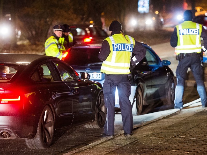 Polizisten überprüfen bei einer Verkehrskontrolle mehrere Autofahrer. (Archivbild)