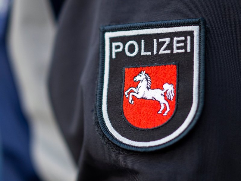 polizei polizist hannover niedersachsen symbolbild uniform