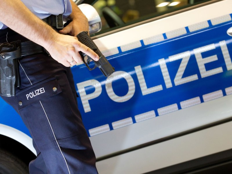 polizei polizist waffe pistole auto streifenwagen.jpg