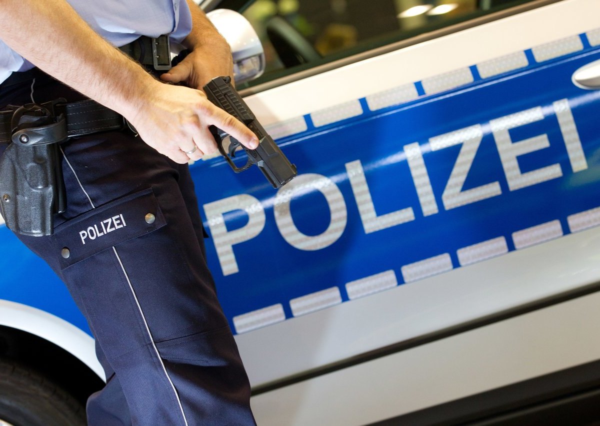 polizei polizist waffe pistole auto streifenwagen.jpg