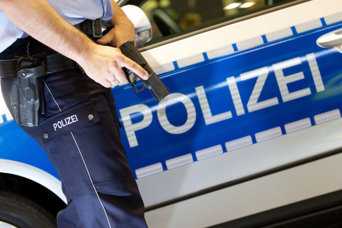 polizei polizist waffe pistole auto streifenwagen.jpg