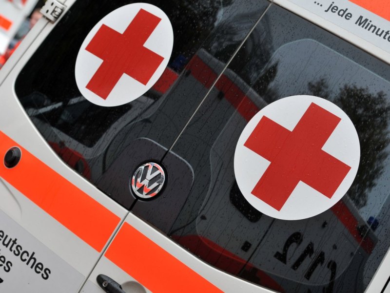 rettungswagen krankenwagen rotes kreuz