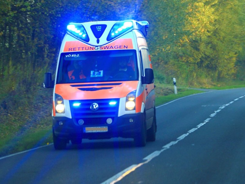 rettungswagen notarzt unfall symbolbild krankenwagen