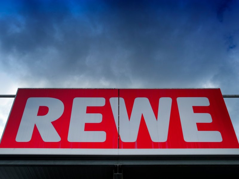 rewe wolfsburg logo schild