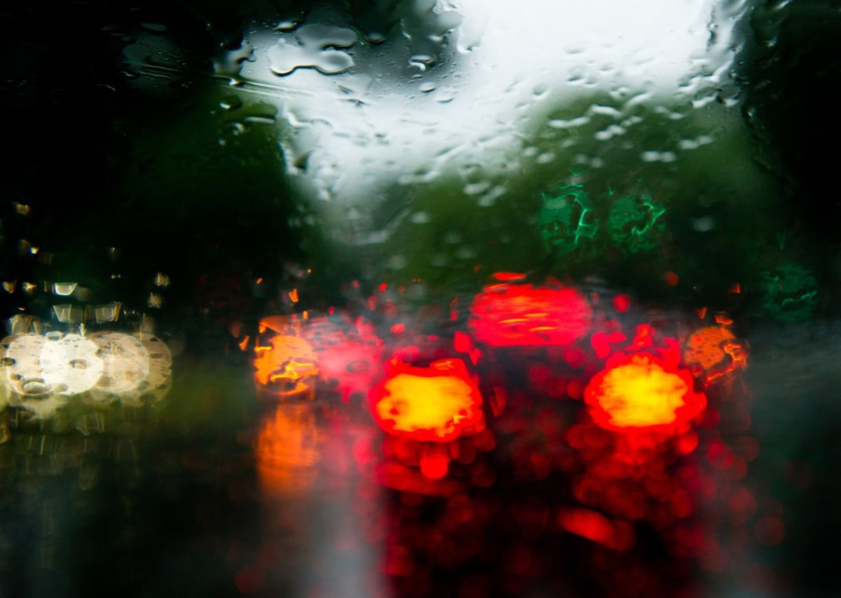 rücklicht regen straße auto