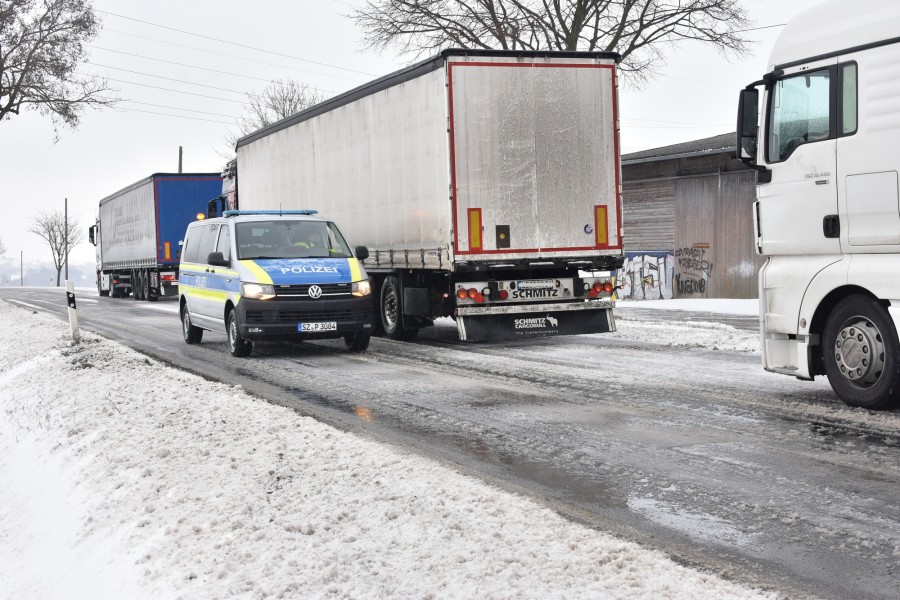 Die L495 musste wegen Schneeglätte teilweise gesperrt werden, Lkw kamen nicht mehr voran. 