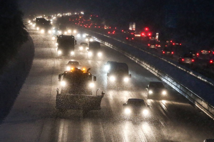 Schneechaos auf der A2. (Symbolbild)