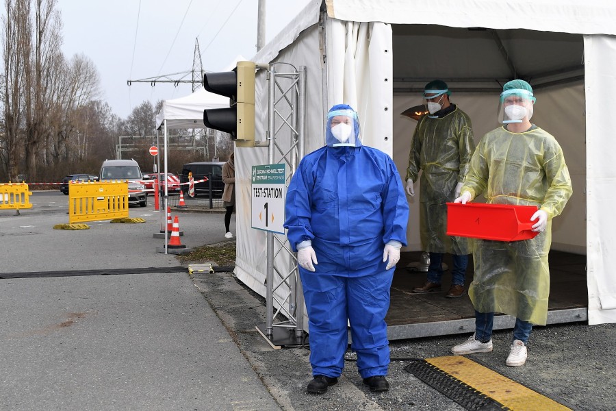 Das Personal ist speziell geschult, die gesamte Maßnahme wird umfangreich medizinisch begleitet und ein eigener Hygienebeauftragter steuert den medizinisch konformen Aufbau und Ablauf.