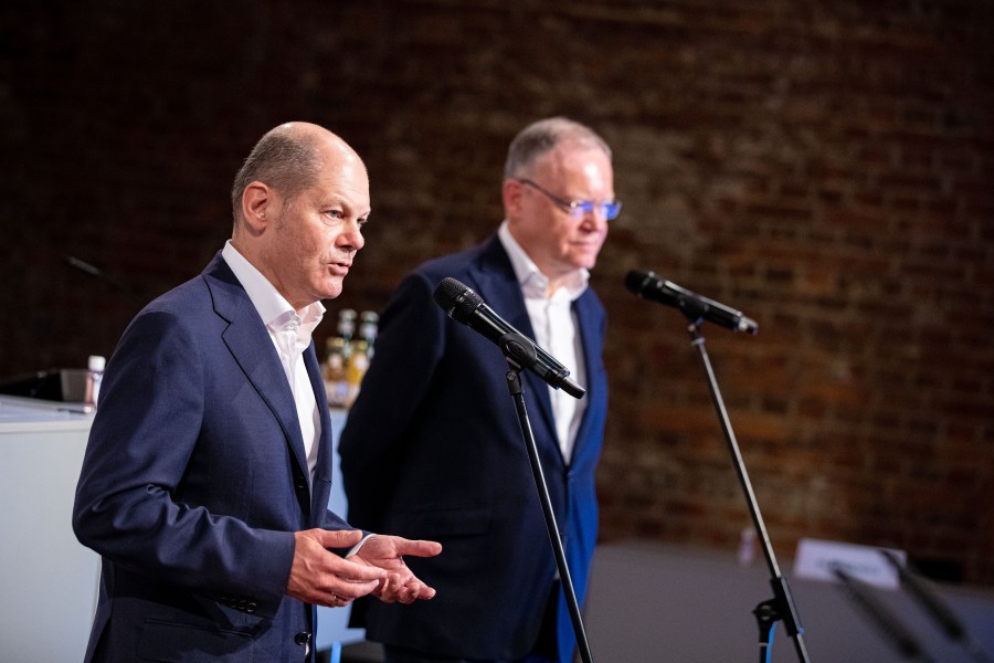 SPD-Kanzlerkandidat Scholz (links) und Niedersachsens Ministerpräsident Stephan Weil hoffen auf einen guten Sommer. 