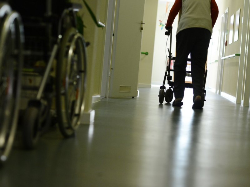 seniorenheim pflegeheim rollator