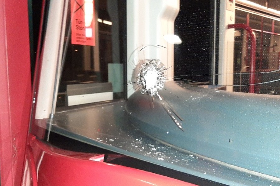 Schüsse in der Braunschweiger Weststadt: Eine Kugel traf eine vorbeifahrende Straßenbahn.