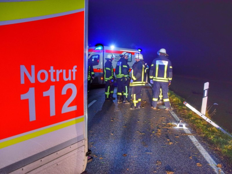 unfall blaulicht dunkel feuerwehr hannover steimbke