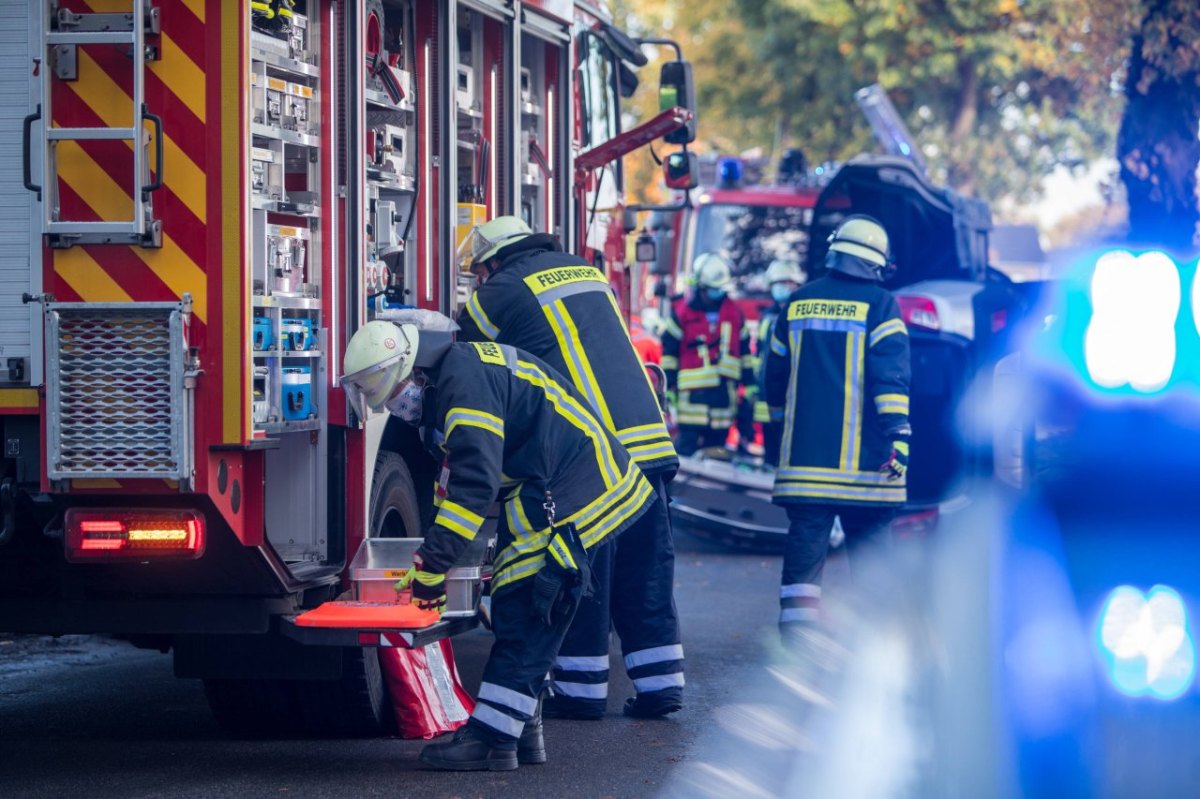 unfall blaulicht feuerwehr polizei baum niedersachsen springe hannover