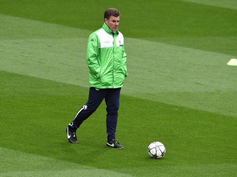 VflL-Trainer Dieter Hecking hat schon mal bessere Zeiten in Wolfsburg erlebt. (Archivbild)