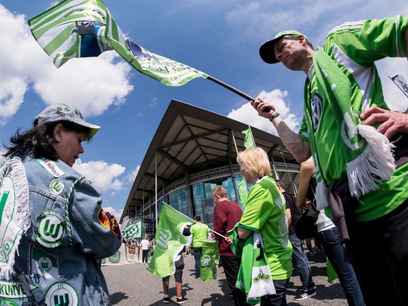 Anstoß ist um 20.30 Uhr. (Archivbild), Mario Gomez im Oktober bei seiner Vorstellung beim VfL Wolfsburg., Braunschweigs Domi Kumbela., Die blau-gelbe Wand. (Archivbild)