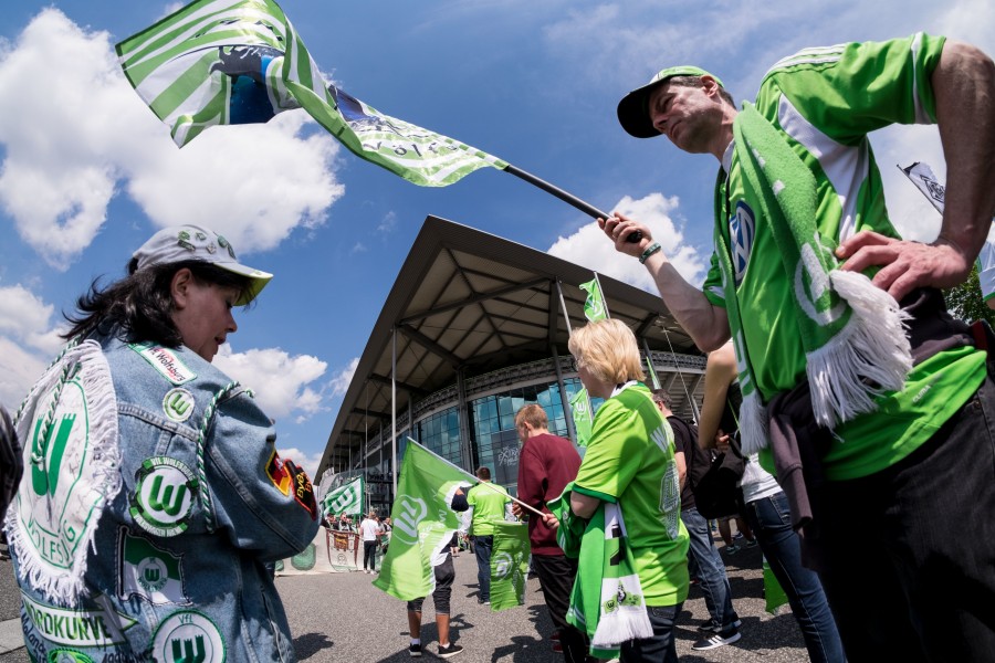 Anstoß ist um 20.30 Uhr. (Archivbild), Mario Gomez im Oktober bei seiner Vorstellung beim VfL Wolfsburg., Braunschweigs Domi Kumbela., Die blau-gelbe Wand. (Archivbild)