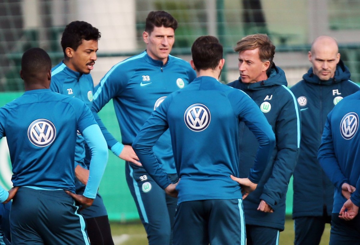 vfl_wolfsburg_training_gomez_gustavo_jonker