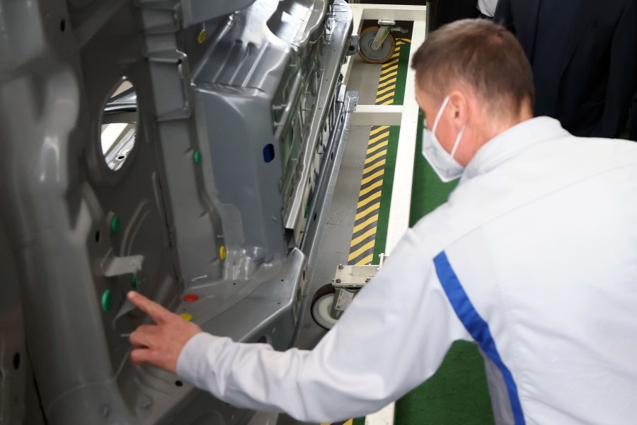 VW: Jan Isenhuth, Leiter Standortplanung Wolfsburg, erklärt die Umbaumaßnahmen im Werk.