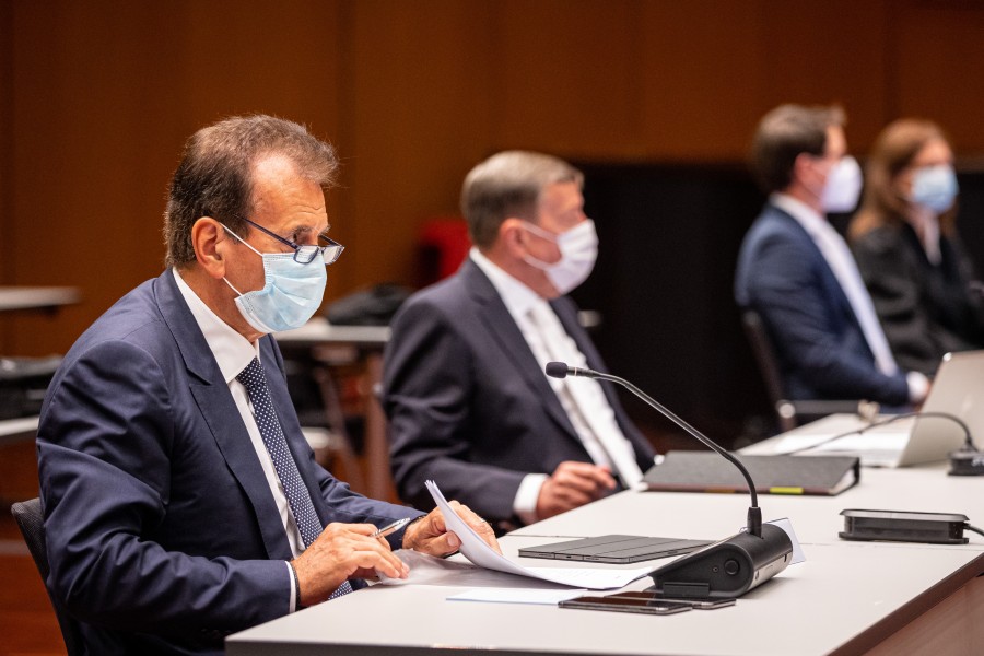 VW: Der ehemaliger VW-Konzernpersonalvorstand Karlheinz Blessing (l.) neben seinem Verteidiger. 