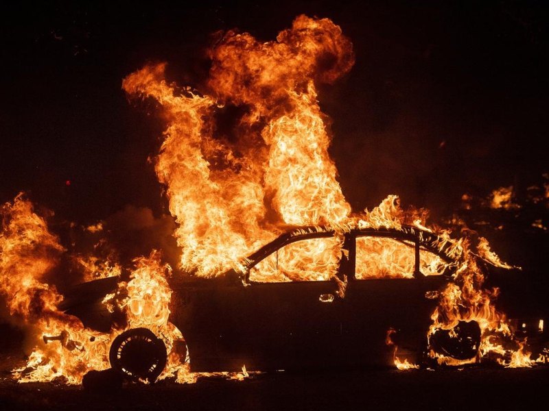vw brennendes auto.jpg
