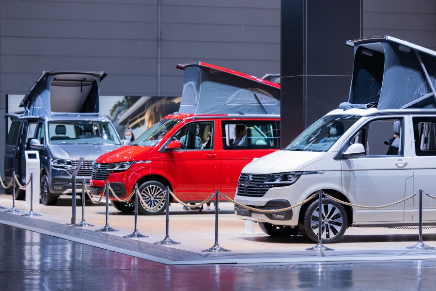 Camper vom Typ Volkswagen (VW) California auf dem 60. Caravan Salon der Messe Düsseldorf. Auf Ebay gibt es eine günstige Alternative. 