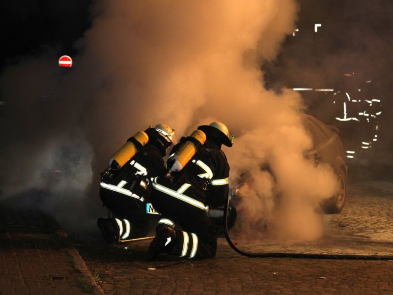 vw golf hybrid flammen autobrand feuerwehr felsberg