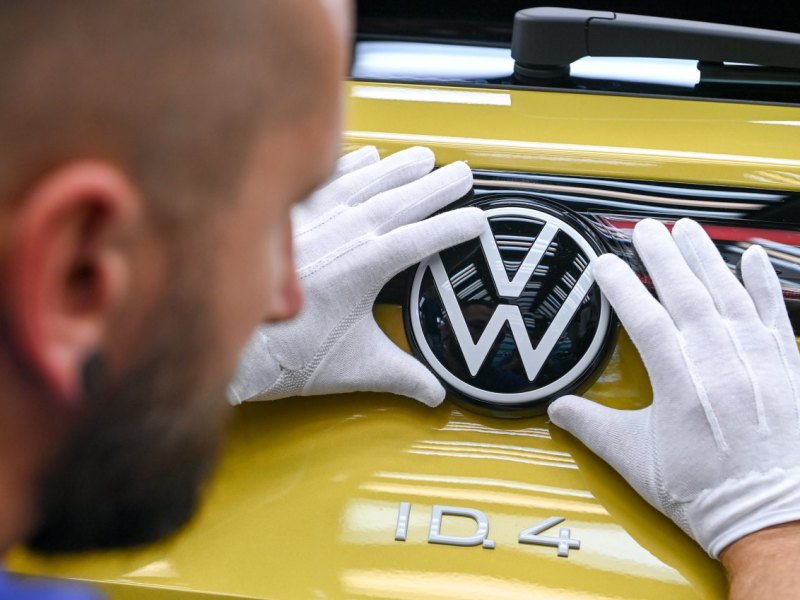 vw id 4 mitarbeiter finish logo 2021 corona