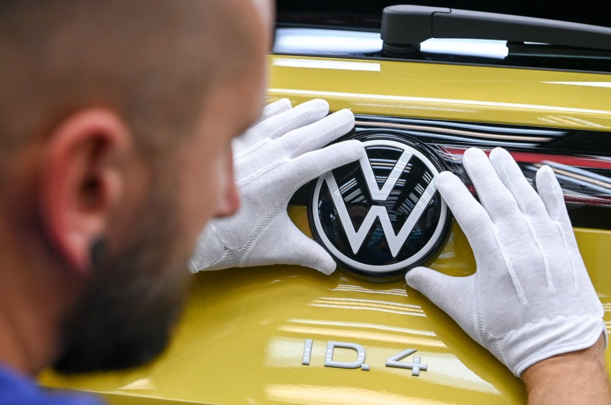 vw id 4 mitarbeiter finish logo 2021 corona