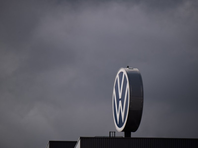 vw logo hannover graue dunkle wolken zahlen 2021