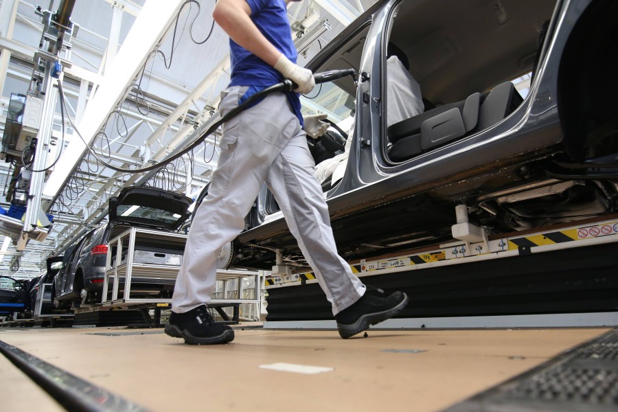 Trotz Werksferien müssen einige VW-Mitarbeiter in Wolfsburg ran. Schließlich sollen Tausende Golf gebaut werden. Der Konzern sagt dafür jetzt Danke. (Symbolbild)